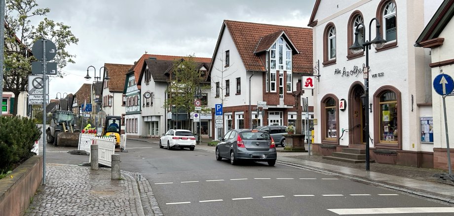Baustelle in Herxheim: Die Fußgängerampel wird durch eine vierseitige Ampel ersetzt. 