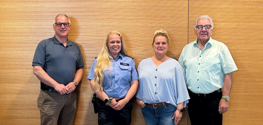 Sicherheitsberaterin Evi Wüthrich gemeinsam mit Kontaktbeamtin Juliane Weber, Bürgermeister Christian Sommer und Beigeordnetem Ewald Henkenhaf. 