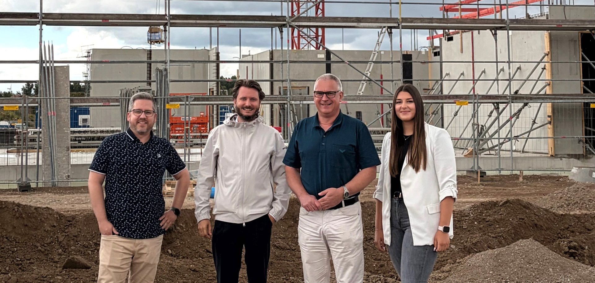 Besichtigung der Baustelle: Bürgermeister Sommer und Gina Zimmermann lassen sich den geplanten Campus von Max Mathes und Dominic Sariyannis erläutern. 