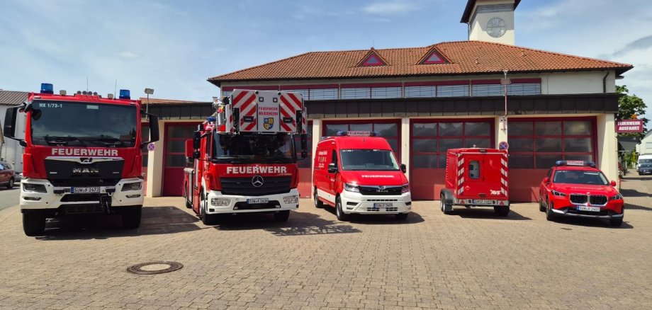 Offizielle Übergabe Offizielle Übergabe von mobilem Notstromaggregat, Kommandowagen, Drehleiter und Mehrzwecktransportfahrzeug 3