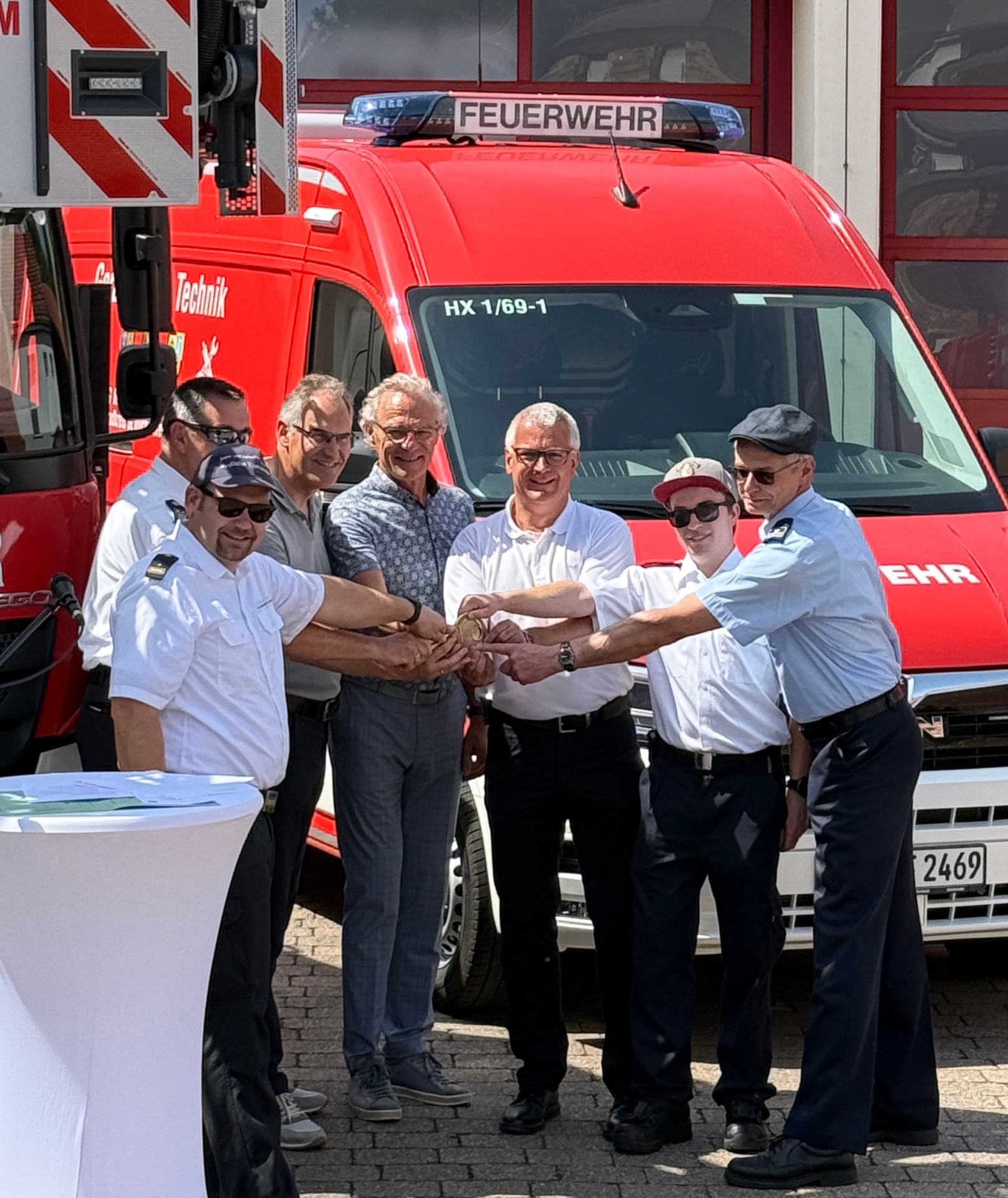 Schlüsselübergabe für den Gerätewagen „Technik“: Jens Thiele, Brand- und Katastrophenschutzinspekteur der Südlichen Weinstraße, Wehrleiter der VG Herxheim Jürgen Fink, Landrat Dietmar Seefeldt, die Bürgermeister Axel Wassyl (VG Offenbach) und Christian Sommer (VG Herxheim), Gerätewart Ari Gadinger und der stellv. Wehrleiter der VG Offenbach Joachim Wagner freuen sich über die gelungene Kooperation. 
