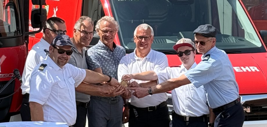 Schlüsselübergabe für den Gerätewagen „Technik“: Jens Thiele, Brand- und Katastrophenschutzinspekteur der Südlichen Weinstraße, Wehrleiter der VG Herxheim Jürgen Fink, Landrat Dietmar Seefeldt, die Bürgermeister Axel Wassyl (VG Offenbach) und Christian Sommer (VG Herxheim), Gerätewart Ari Gadinger und der stellv. Wehrleiter der VG Offenbach Joachim Wagner freuen sich über die gelungene Kooperation. Schlüsselübergabe für den Gerätewagen „Technik“: Jens Thiele, Brand- und Katastrophenschutzinspekteur der Südlichen Weinstraße, Wehrleiter der VG Herxheim Jürgen Fink, Landrat Dietmar Seefeldt, die Bürgermeister Axel Wassyl (VG Offenbach) und Christian Sommer (VG Herxheim), Gerätewart Ari Gadinger und der stellv. Wehrleiter der VG Offenbach Joachim Wagner freuen sich über die gelungene Kooperation.