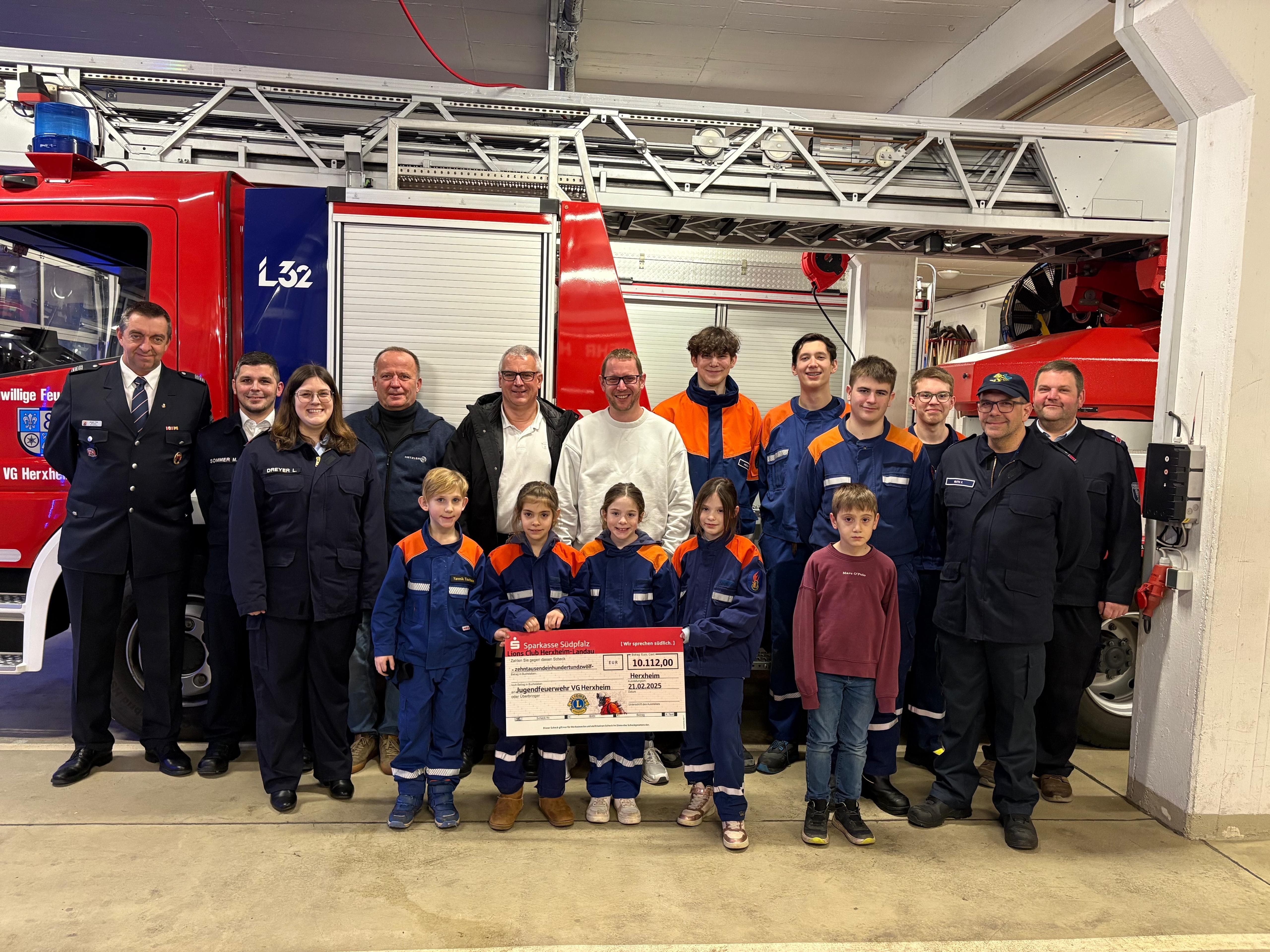 Scheckübergabe an die Feuerwehr.