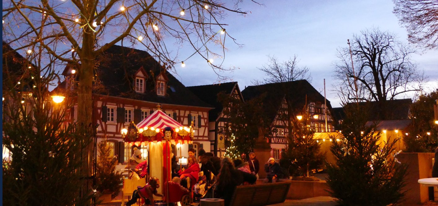 Weihnachtsmarkt mit Karussell 